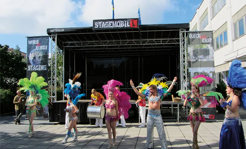 Stagemobil L mobile stage with roof raised